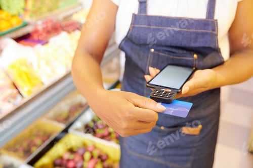 Preview: Saleswoman accepting payment
