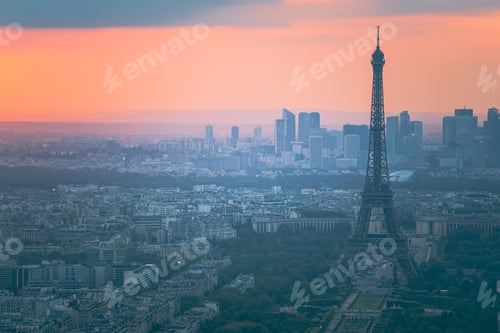 Vista previa: Eiffel Tower glows golden at sunset