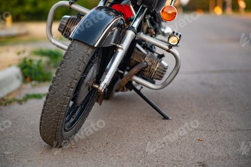 Visualização: a stand for a motorbike in close-up.