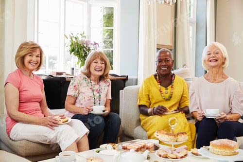 Preview: Portrait Of Senior Female Friends Enjoying Afternoon Tea At Home