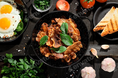 Preview: Tasty breakfast and delicious meat food concept - fried bacon