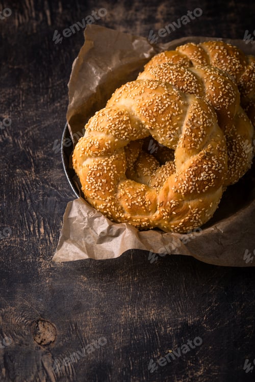 Preview: Traditional Turkish bagel simit with sesame