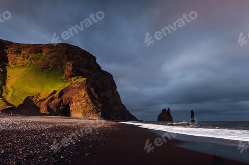 Preview: Famous Reynisdrangar rock formations at black Reynisfjara Beach