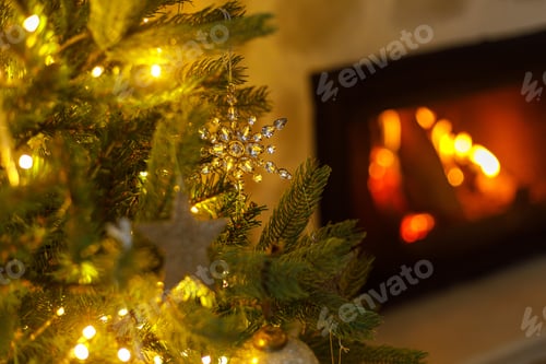 Preview: Beautiful decorated christmas tree with glass snowflake