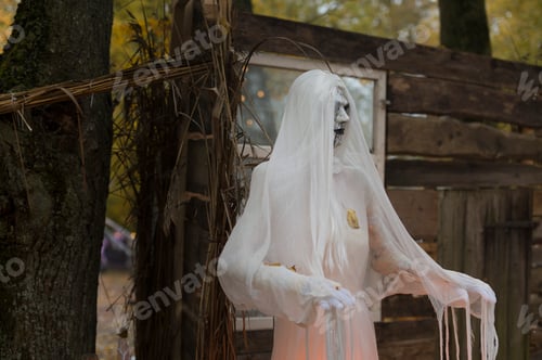 Preview: Halloween decorations, ghosts in white garments illuminated in the park