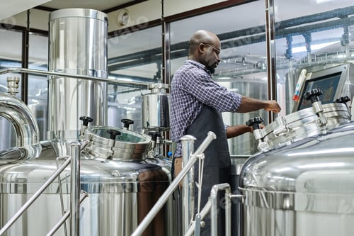 Preview: Man brewing beer in workshop