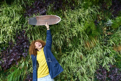 Vista previa: Joyful skateboarder celebrating in urban jungle