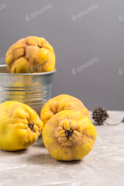Preview: Ripe quince fruits