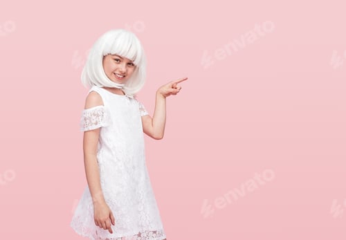 Preview: Smiling child in wig pointing aside