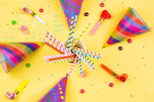Visualização: fundo de festa de aniversário brilhante com tubos de coquetel, chapéus, chifre e doces.
