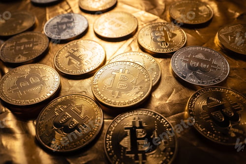 Vista previa: Criptomoneda Bitcoin representada como monedas de oro, minería en fondo dorado