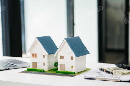 Aperçu: balancing the property sector The real estate agent is explaining the house style to see the house