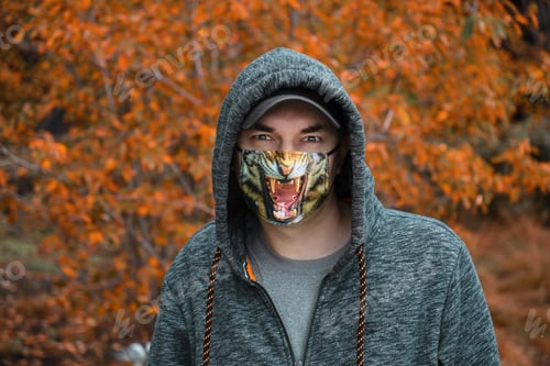 Preview: Man wearing a protective face mask