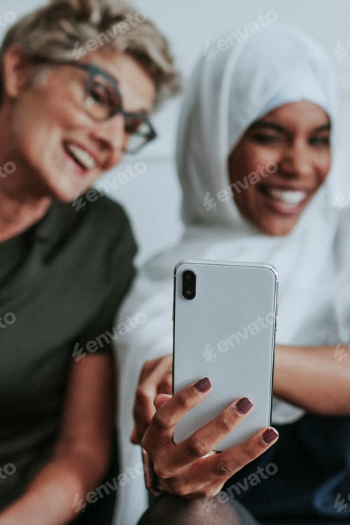 Preview: Partners looking at a phone
