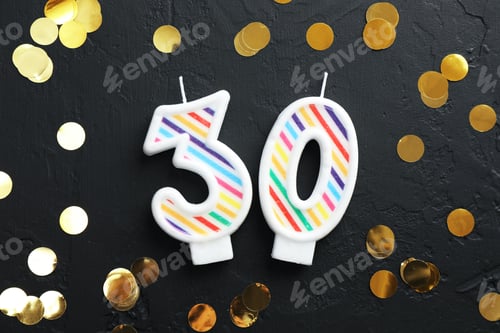 Vista previa: 30th birthday. Number shaped candles and confetti on black background, flat lay