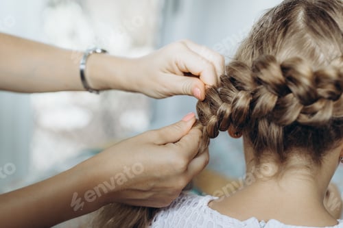 Preview: Mother do hair braid to her daughter