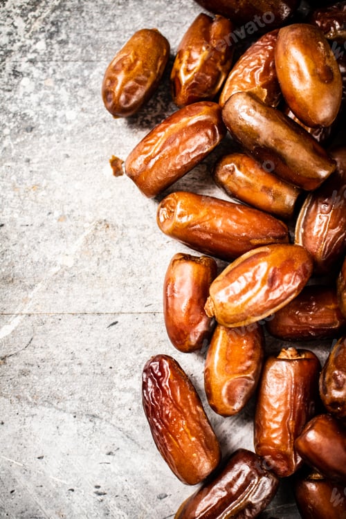 Preview: A pile of ripe dates on the table.
