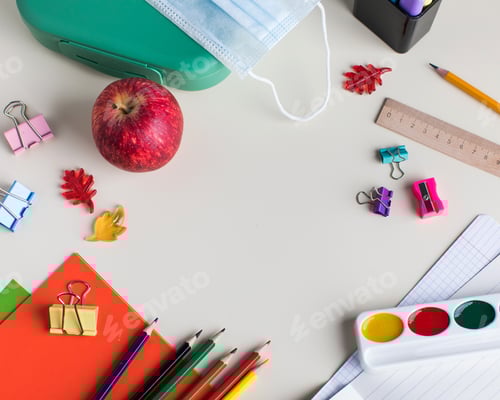 Visualização: Coloque vários materiais de escritório de forma plana. O conceito de aprender, de volta às aulas. Espaço de cópia.