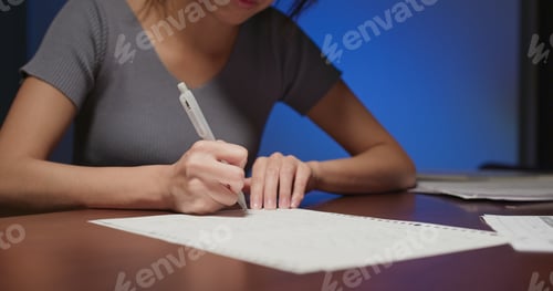 Preview: Woman study at home in the evening