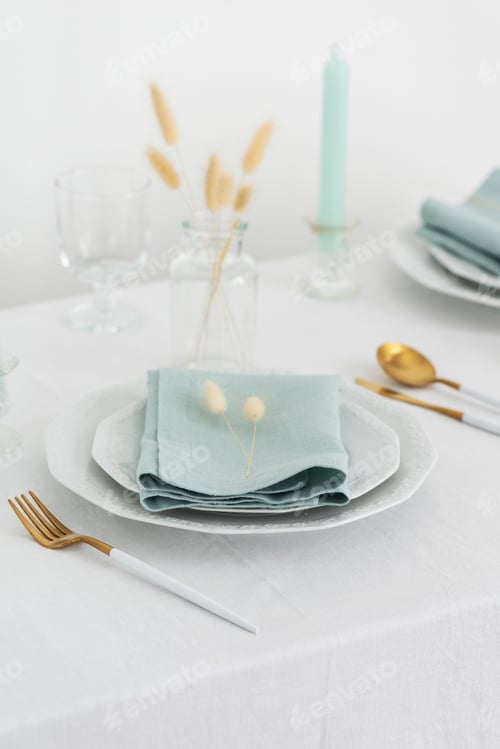 Preview: Table linens decoration with green linen napkins