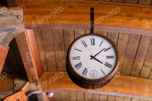 Preview: Train clock in the platform