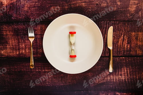 Preview: Intermittent fasting diet to lose weight illustrated with an empty plate.