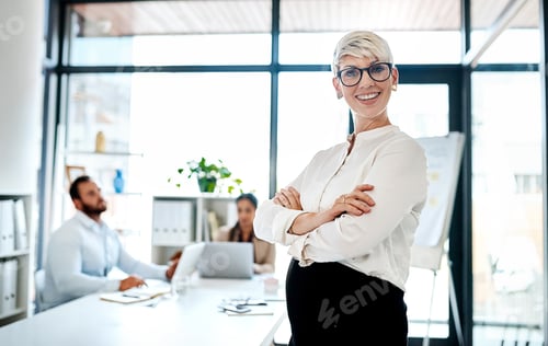 Preview: Portrait of a pregnant businesswoman standing in an office with her colleagues in the background