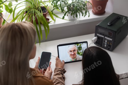 Preview: charge mobile phones, mother and daughter use a portable charging station.