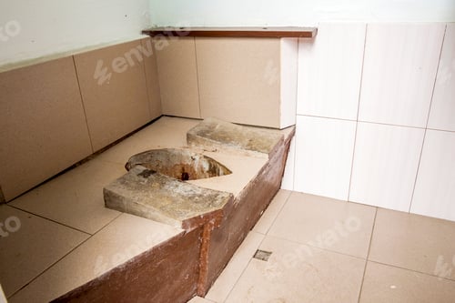 Preview: Dirty old outside toilet