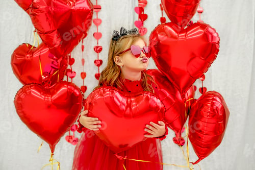 Vista previa: A girl in a red dress with glasses, surrounded by balloons, sends an air kiss
