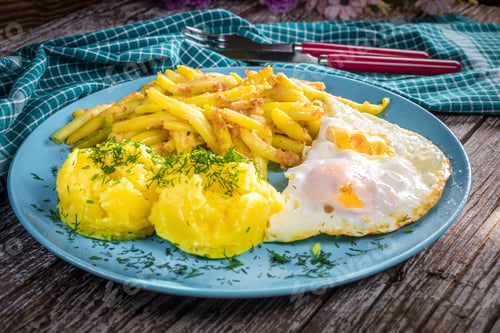 Preview: Fried egg served with boiled potatoes and yellow beans.