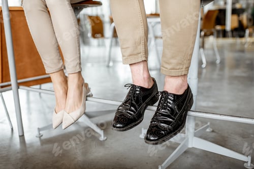 Preview: Business couple at the bar