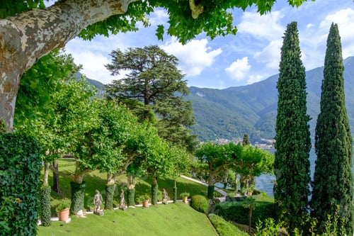 Preview: Villa Balbianello yard with green trees