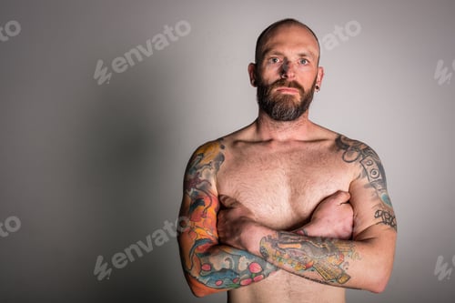 Preview: Young bearded guy with tattoos on hand
