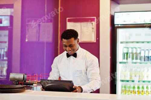 Preview: Bartender at bar