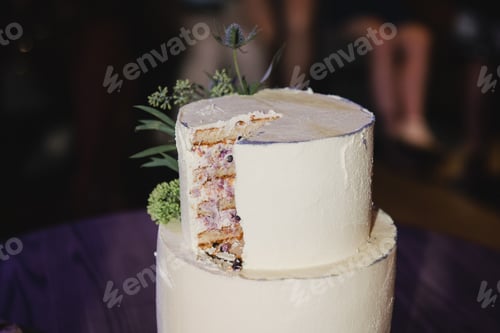 Preview: Stylish modern wedding cake.
