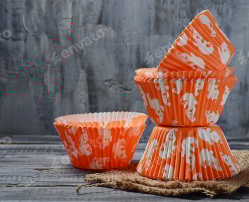 Preview: Festive Orange Cupcake Liners with Ghostly Decorations