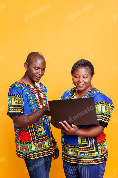 Preview: Couple with laptop shopping together