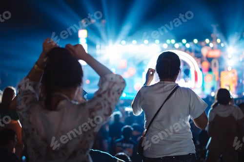 Visualização: Multidão de mãos erguidas, luzes do palco de concertos e pessoas, público, silhueta, levantando as mãos na música