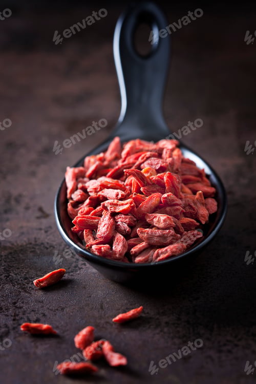 Preview: Spoon of dried wolfberries on rusty metal