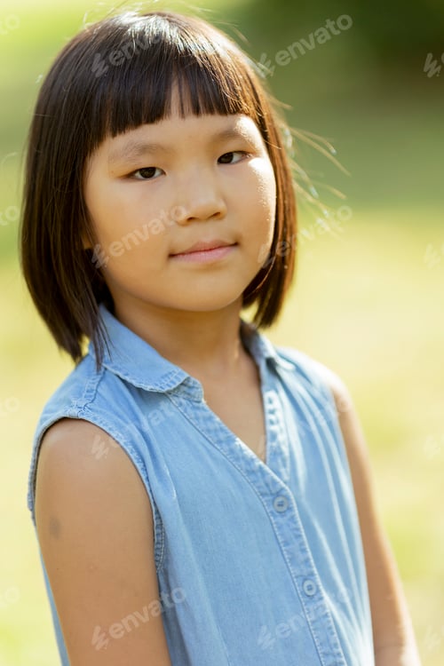 Visualização: Garotinha coreana em pé no parque