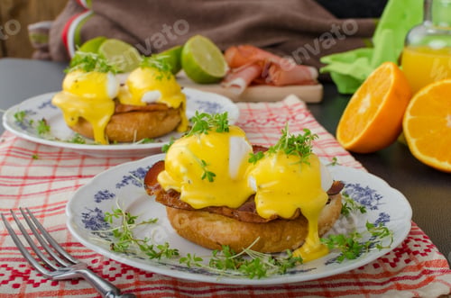 Preview: Eggs benedict, prosciutto with hollandaise
