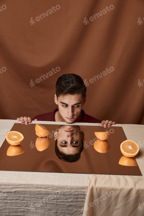 Preview: Man at the table with oranges and fabric background
