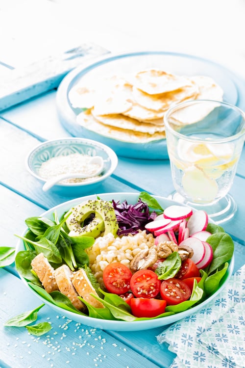 Preview: Bowl with grilled chicken meat and fresh vegetables