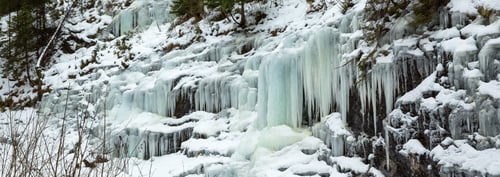 Vorschau: Kleine gefrorene Wasserfälle in den Bergen, Slowakei