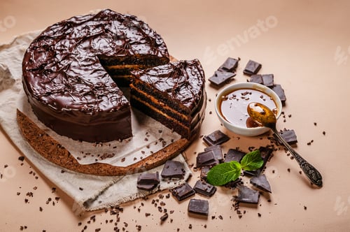 Visualização: Vista superior: Bolo de chocolate com caramelo salgado sobre fundo bege. Doces deliciosos caseiros