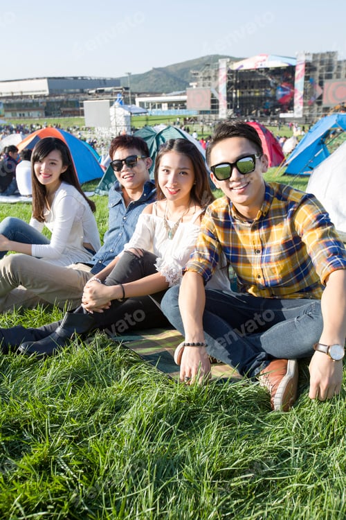 Preview: Happy friends at music festival