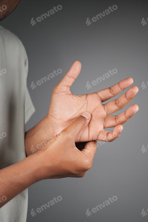 Preview: Person suffering pain in their palm .