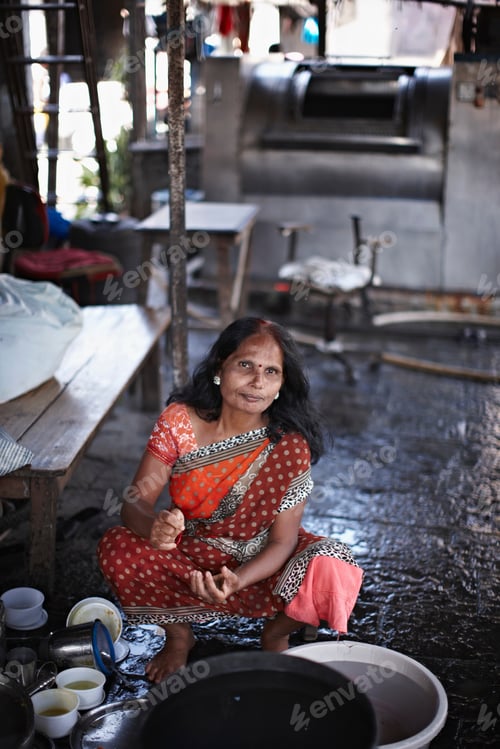 Preview: Woman cooking in traditional gown