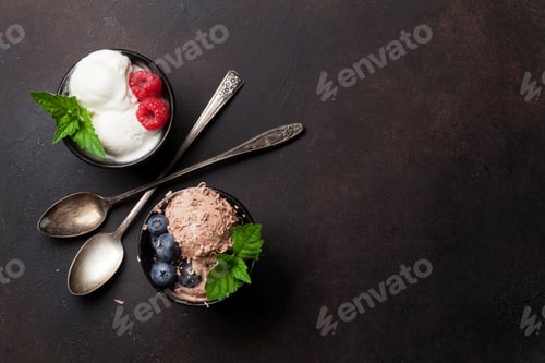 Preview: Ice cream with berries